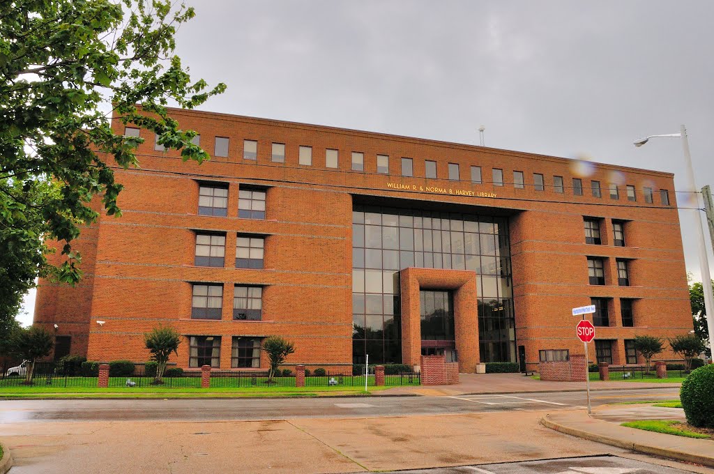 VIRGINIA: HAMPTON: HAMPTON UNIVERSITY: William R. and Norma B. Harvey Library entrance aspect