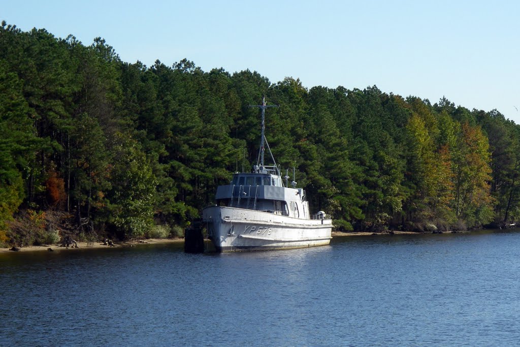 Navy Training Vessel YP678 (Yard Patrol)