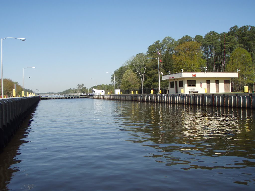 VIRGINIA: ATLANTIC INTRACOASTAL WATERWAY: Great Bridge Lock seen from the Tuna Tracker flying bridge