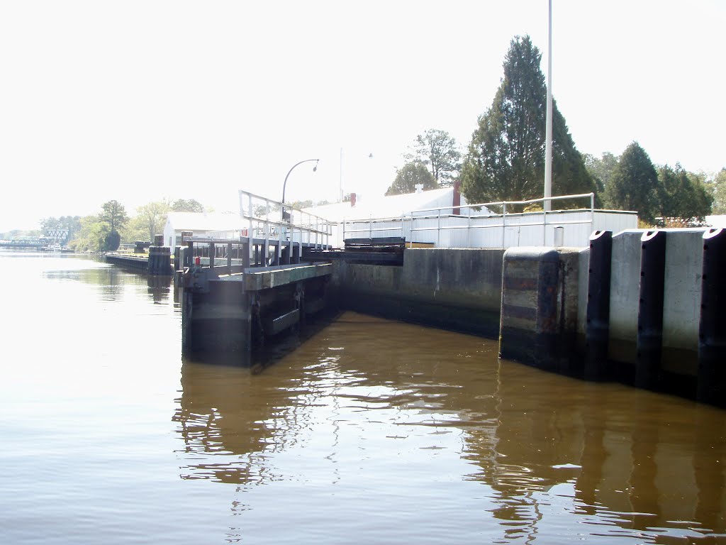 VIRGINIA: ATLANTIC INTRACOASTAL WATERWAY: Great Bridge Lock opening