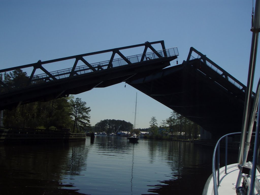VIRGINIA: ATLANTIC INTRACOASTAL WATERWAY: Great Bridge Bascule Bridge opening
