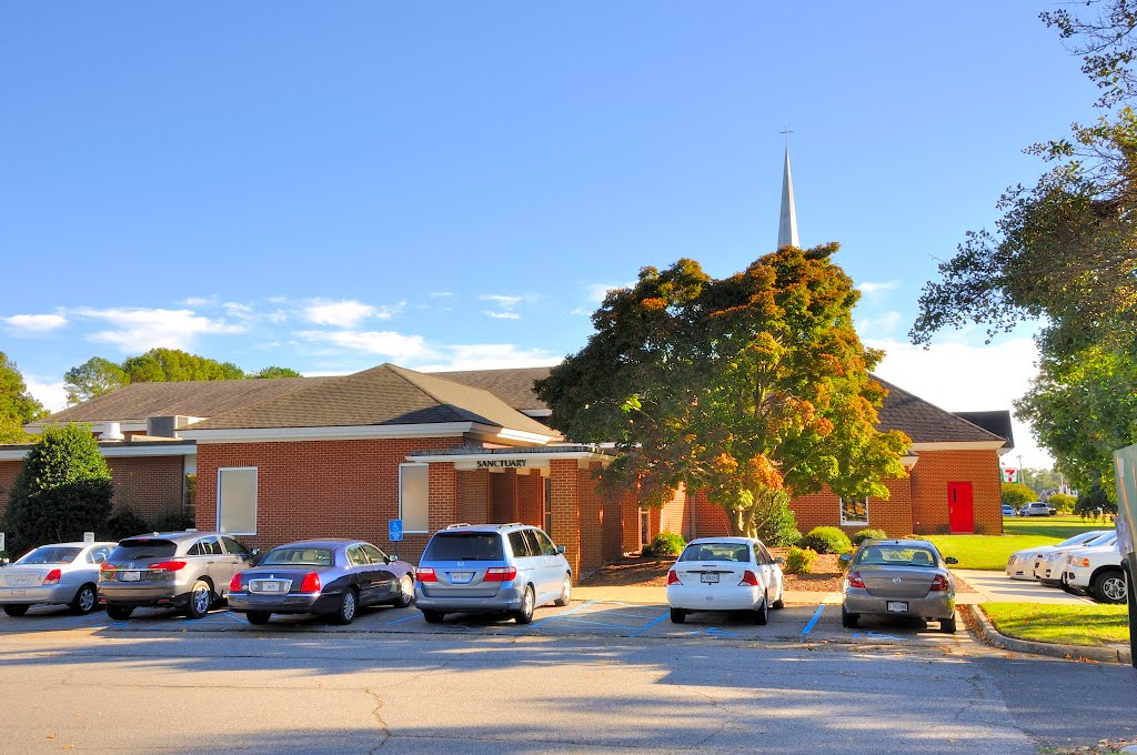 VIRGINIA: CHESAPEAKE: Great Bridge United Methodist Church, 201 Stadium Drive entrance aspect