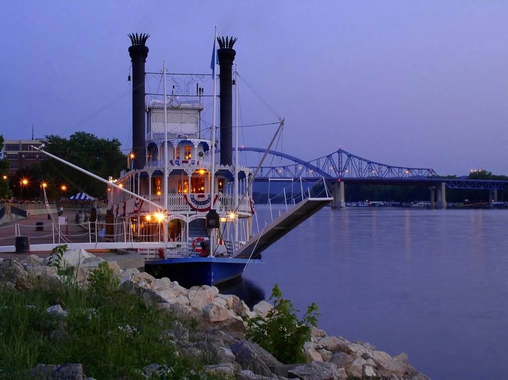 La Crosse Paddleboat & River