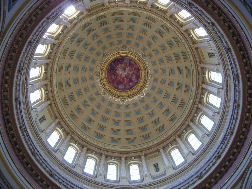 Capitol dome in Madison, Wisconsin by Joe Recer