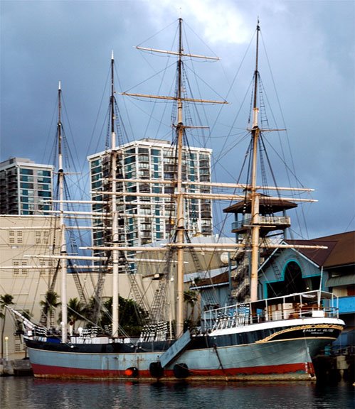 Falls of Clyde ship near Aloha Tower
