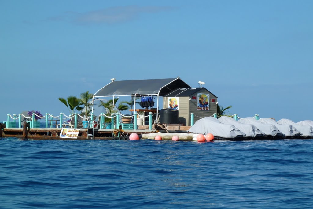 Sailing boat around to the south, Big Island - Hawaii