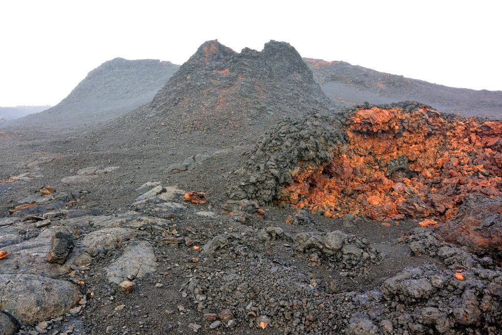 2014-05-01 Lava vents of bright colours.