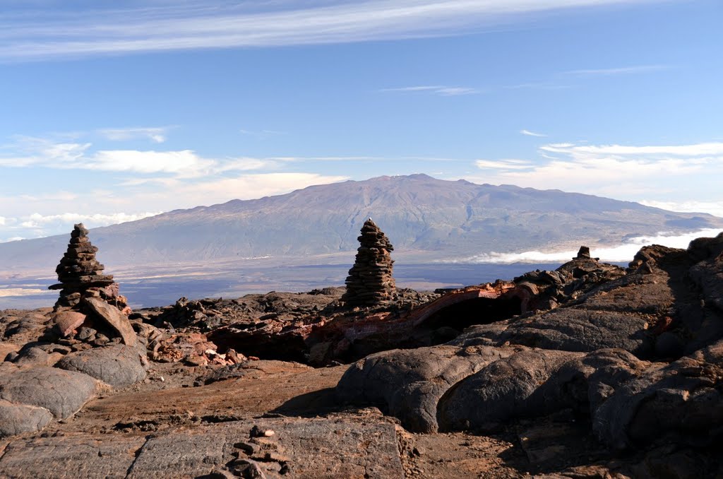 2011-10-07 Cairns of Mauna Loa with Mauna Kea on the backdrop. Turistické mohyly na Mauna Loa a  Mauna Kea na pozadí.