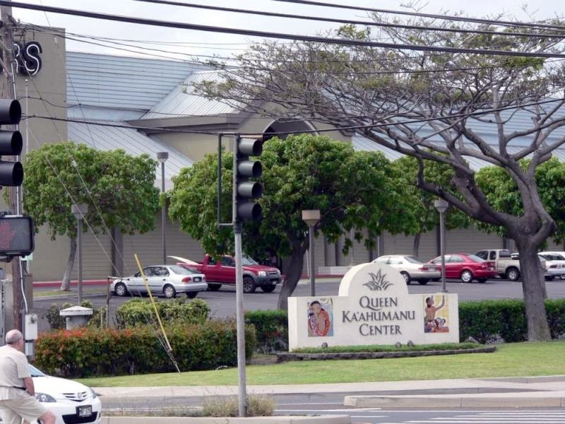 Queen Ka’ahumanu Shopping Center, Kahului, Island Of Maui, Hawaii - March 2006
