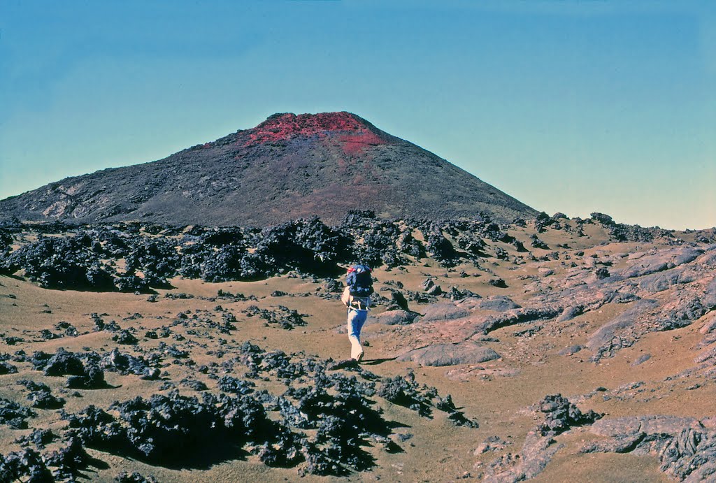 Mauna Loa Trail, one of the few places where one has the pleasure of walking on cinders.