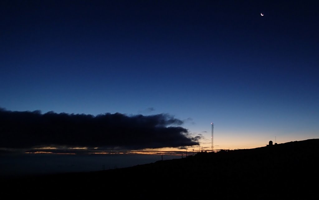 2013-05-06 Mauna Loa observatory at daybreak, even with a moon crescent.