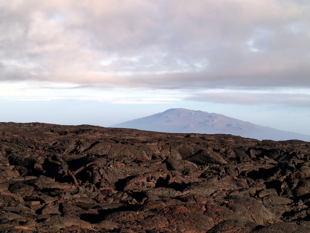 2013-05-06 Hualalai volcano from the northern mid-slope of Mauna Loa.