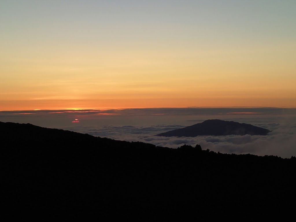 2013-05-06 Sunset with a cone of Hualalai volcano.