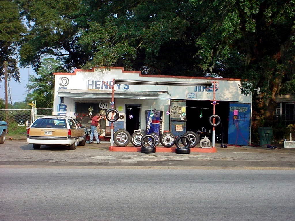 Henrys, Bainbridge