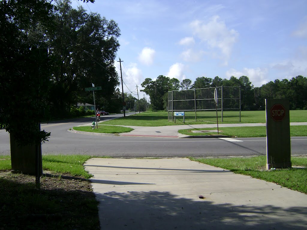 Azalea City Trail looking at Vallotton Park