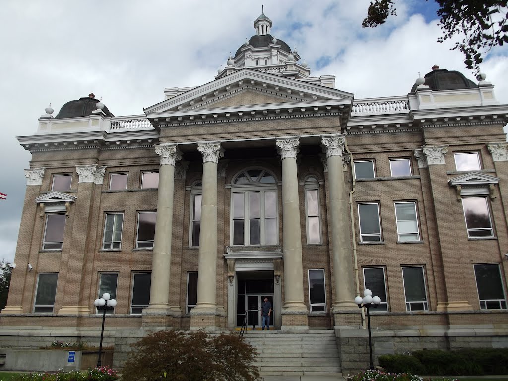 Lowndes County Courthouse.