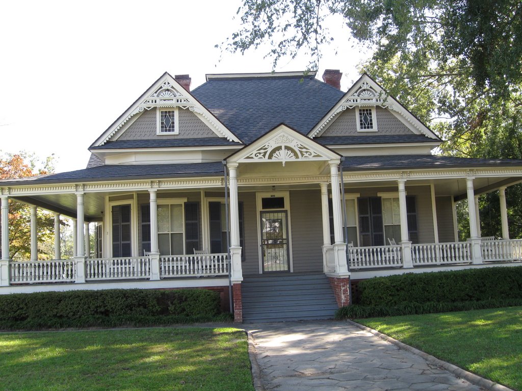 Another cute home on Bellevue Ave in Dublin, GA