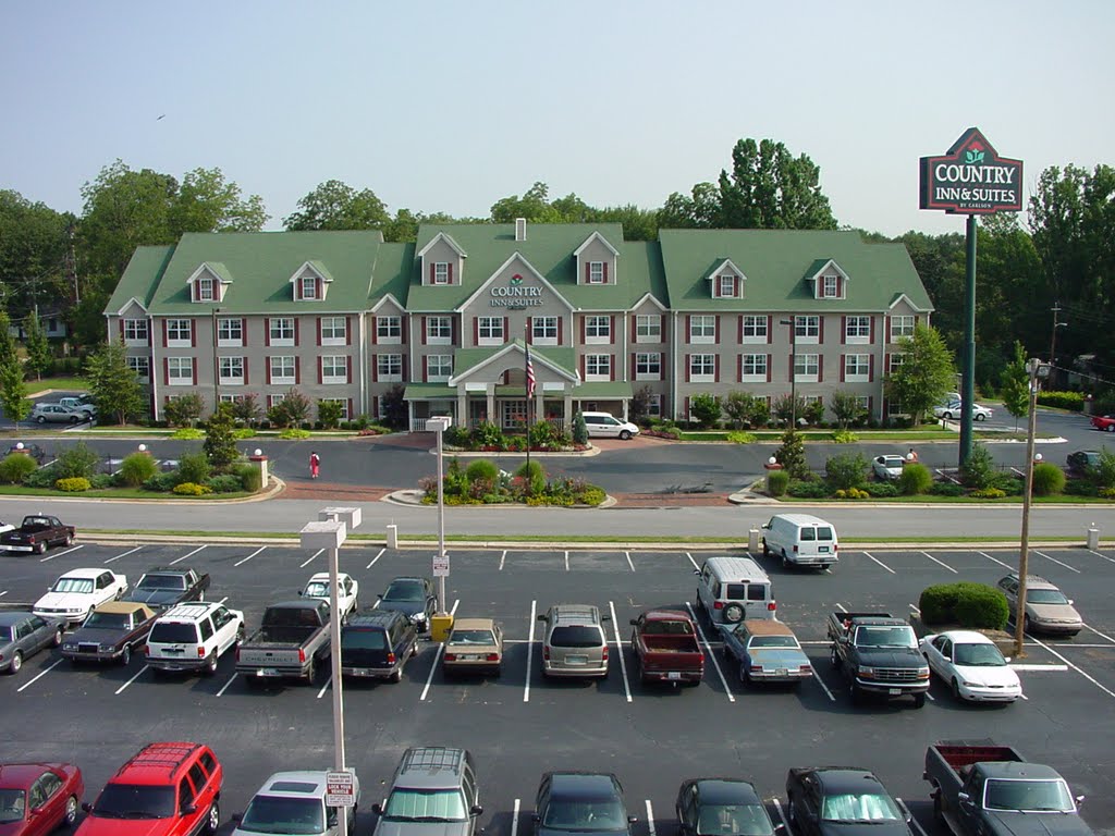 View of the Country Inn from Wellesley Inn, Atlanta airport in 2001