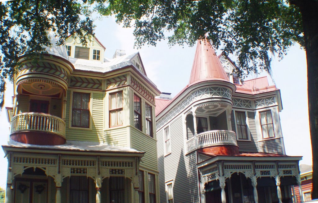 Queen Anne houses, built in 1890, among the most decrative houses in city, Gallie Ward (7-5-2009)
