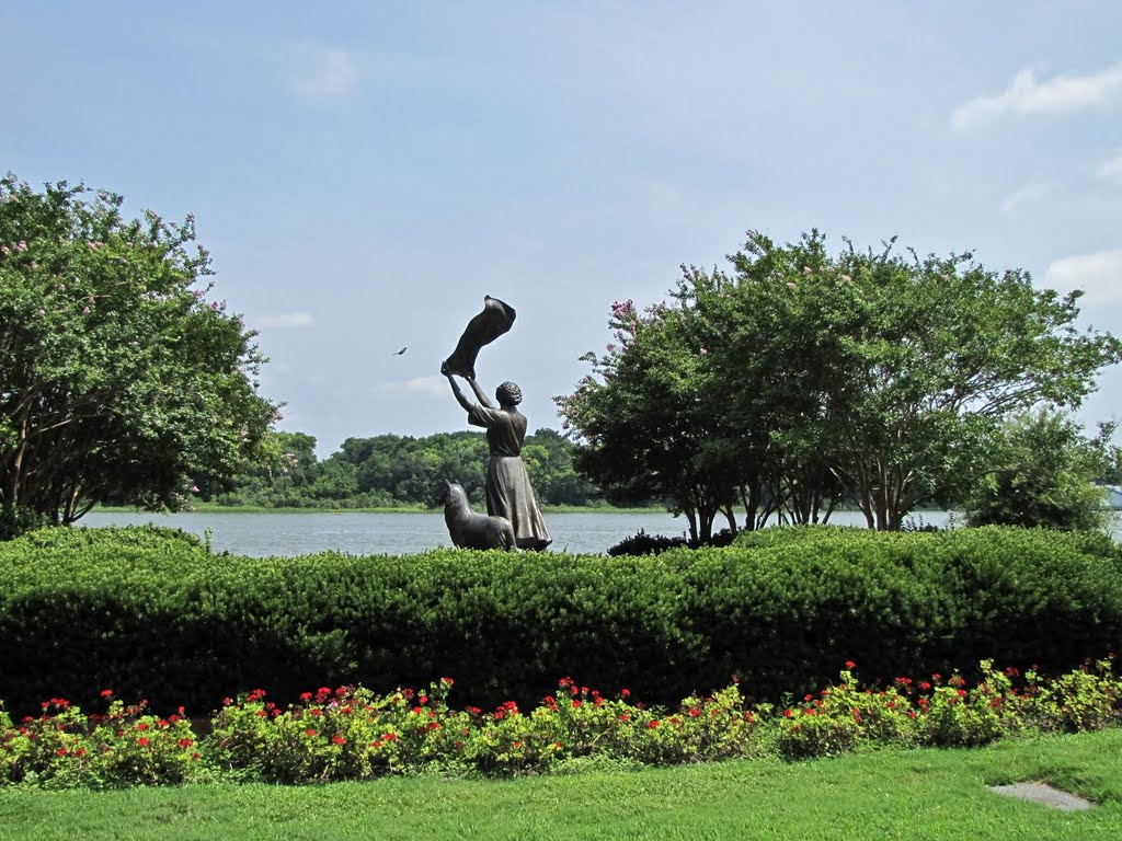 The Waving Girl (Savannah, GA)