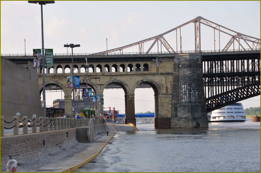 View to the to the Eads- and Martin Luther King Bridges