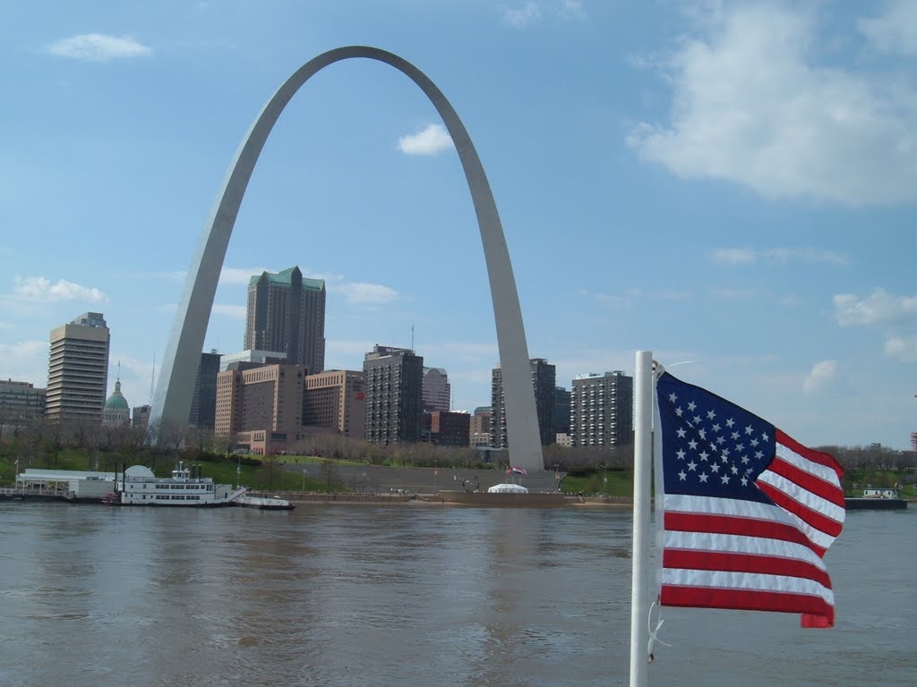 Apr 2007 - St. Louis, Missouri. The Arch and The Flag.