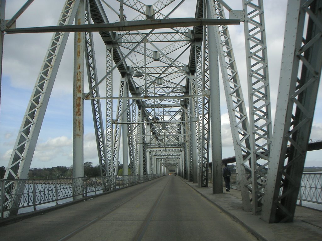 Puente de acero sobre Río Santa Lucía, San José