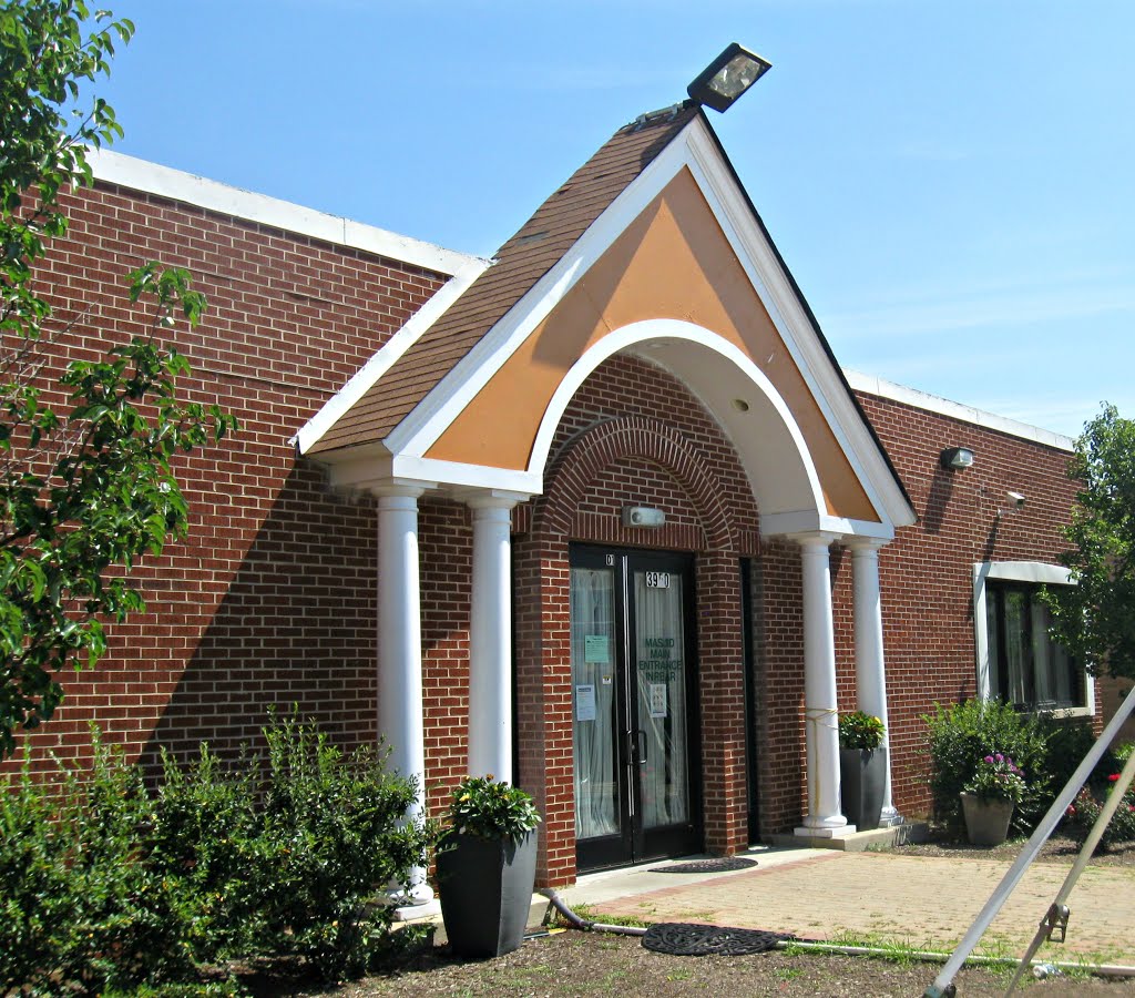 The Islamic Society of Northwest Suburbs, view from the left side grass.