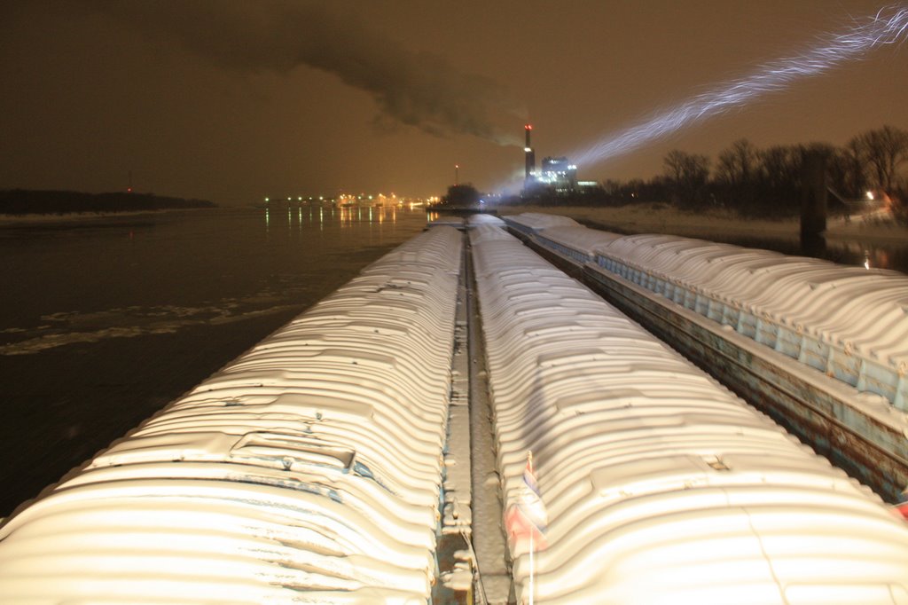 M/V Bob Stith in snow & lock delay 28JAN09, NB @ Woodriver, Ill, Mel Price L&D ahead all lit up.