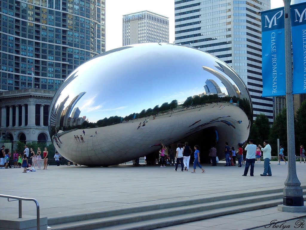 The bean - Cloud Gates 12-foot (3.7 m) high arch. Cloud Gate s 12 láb (3,7 m) magas boltív.