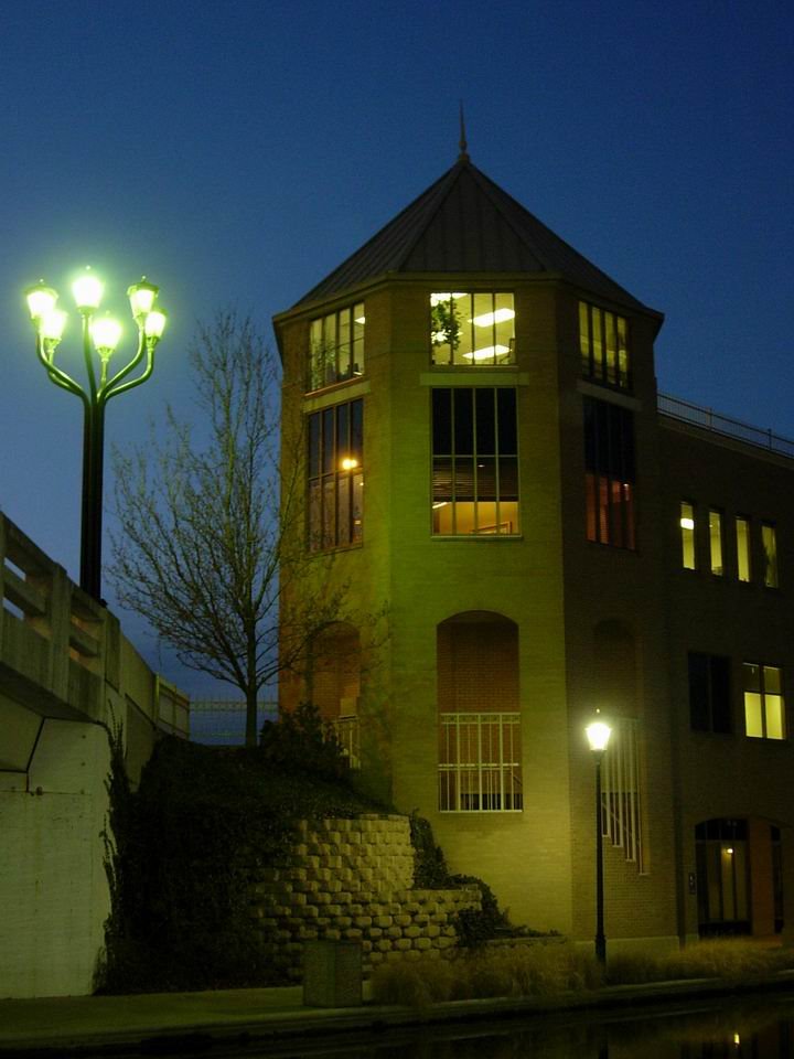 Building at Night (Edificio de Noche)