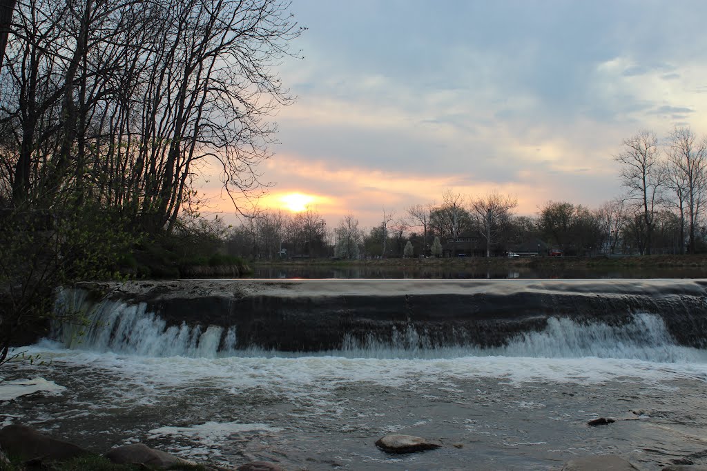 Sunrise over the dam - River Bluff Trail