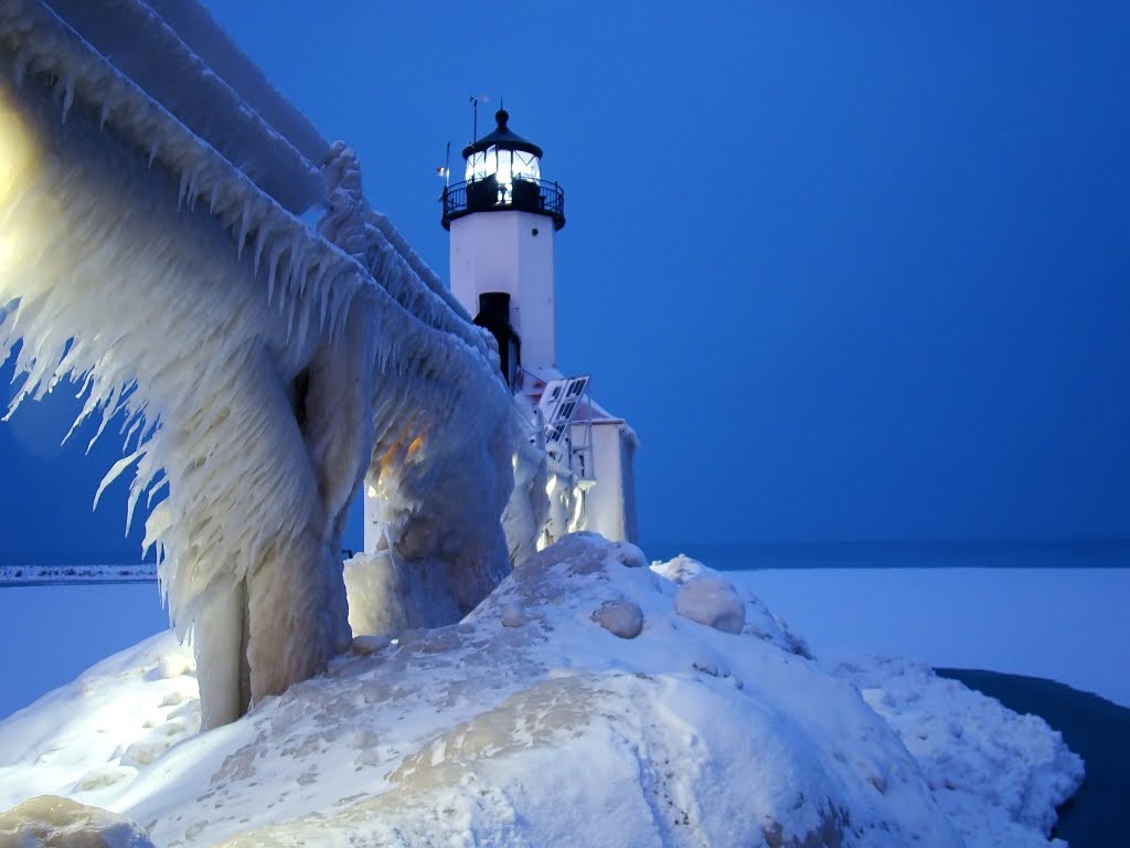 DSC02434 Icy Light House at Night - NW view