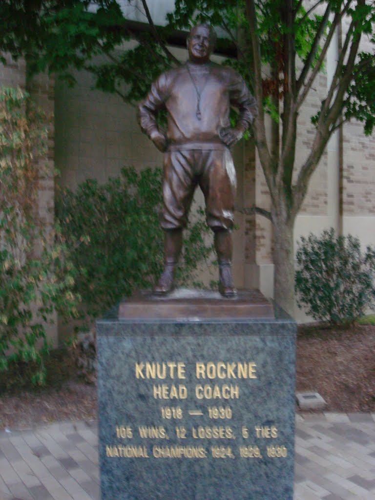 Knute Rockne Statue, Notre Dame Stadium
