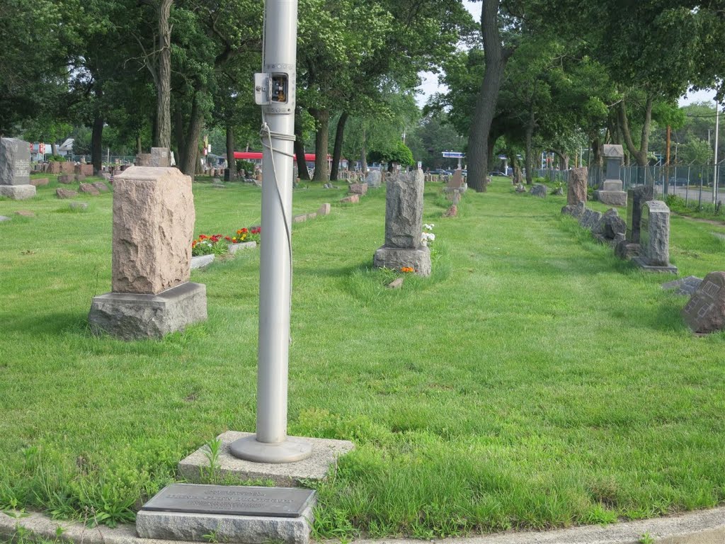 Flagpole Oak Hill Cemetery & Dedication plaque