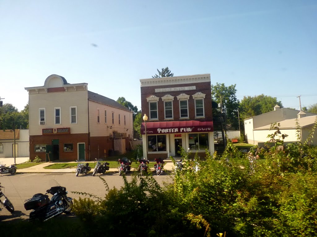 Roses saloon & Porter pub (Pillman block 1891) on Lincoln st from wolverine train, Porter in