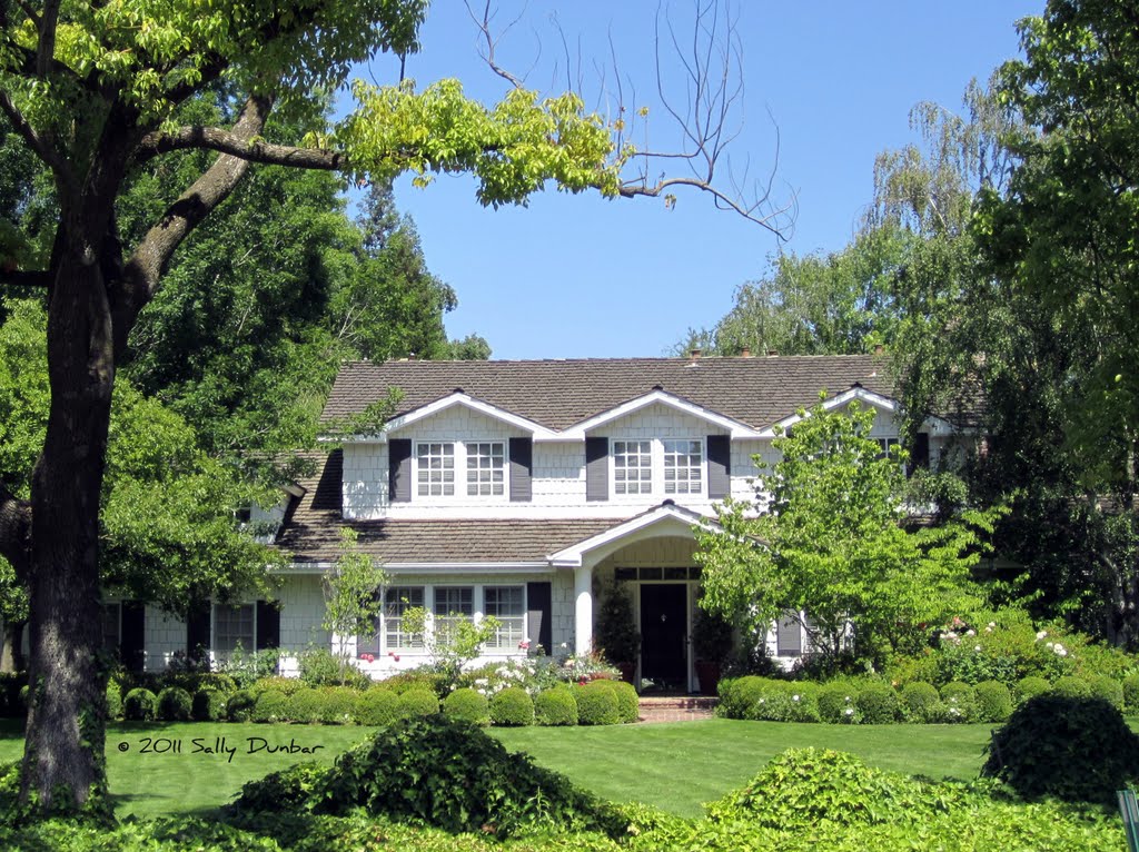 Sierra Oaks Vista has lovely estate homes, like this at Cosmos Avenue and Crocker Rd.