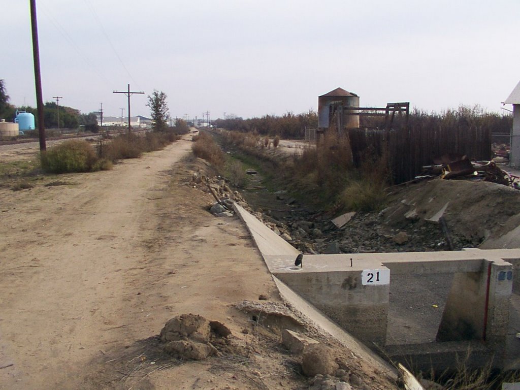 Canal Crossing at El Monte Avenue, Dinuba, Ca.  (View Southeast)
