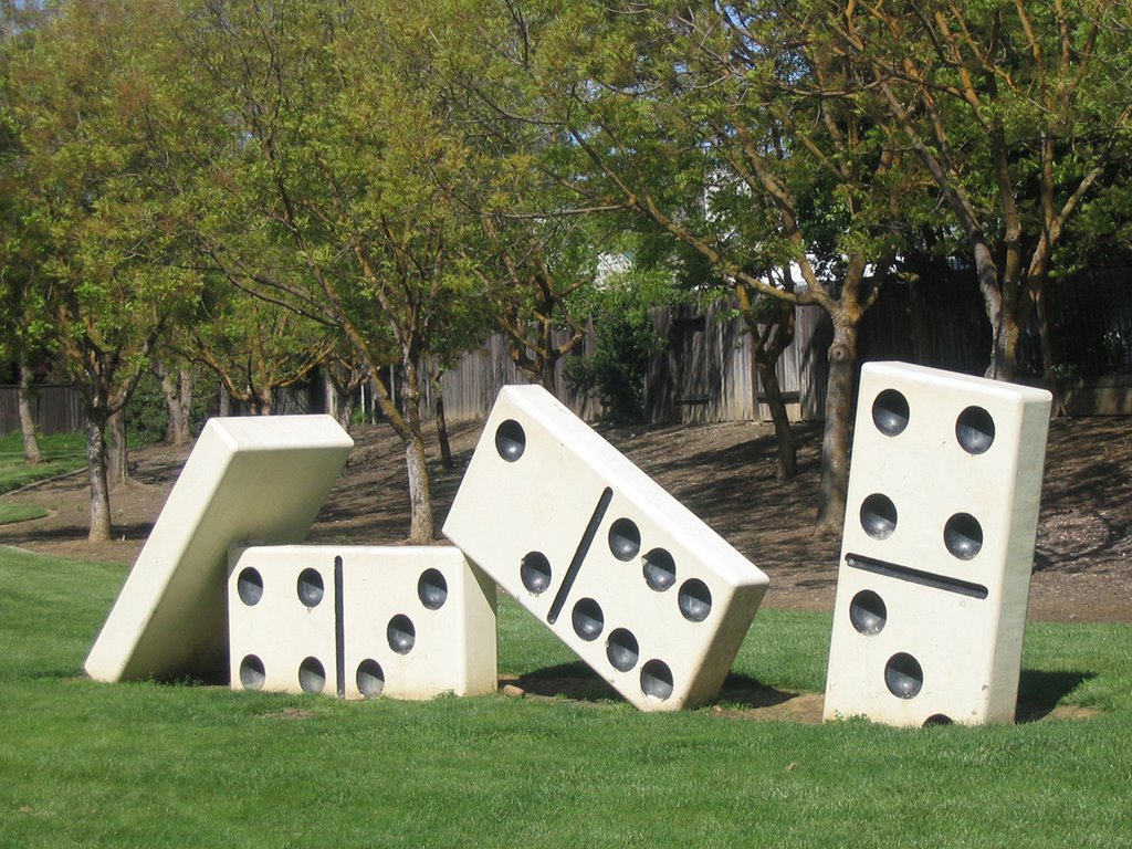 Davis Dominos