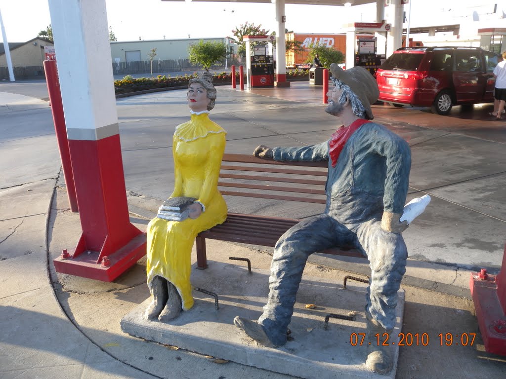 Fresno Sit by Me statue