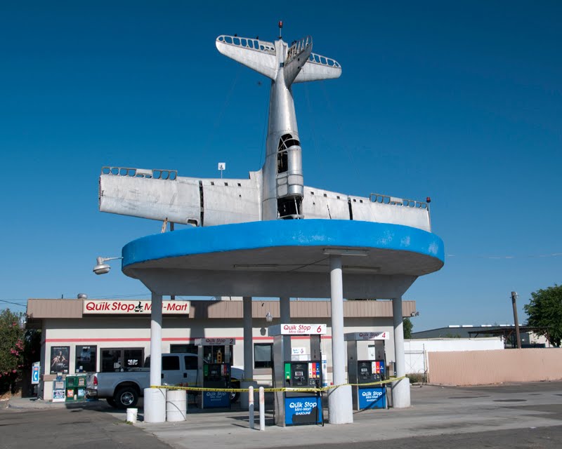 "Pumps Down/Plane Still Up" @ The Quick Stop Minimart, Caruthers CA, 5/2011