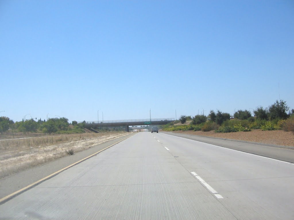 CA-168 travels under the Fowler Ave. overpass. Before this freeway was built in 1999, CA-168 was routed through downtown Clovis. The old routing of CA-168 is no longer maintained by the state. Taken on Sep 5 2011. Uploaded on September 24, 2011
