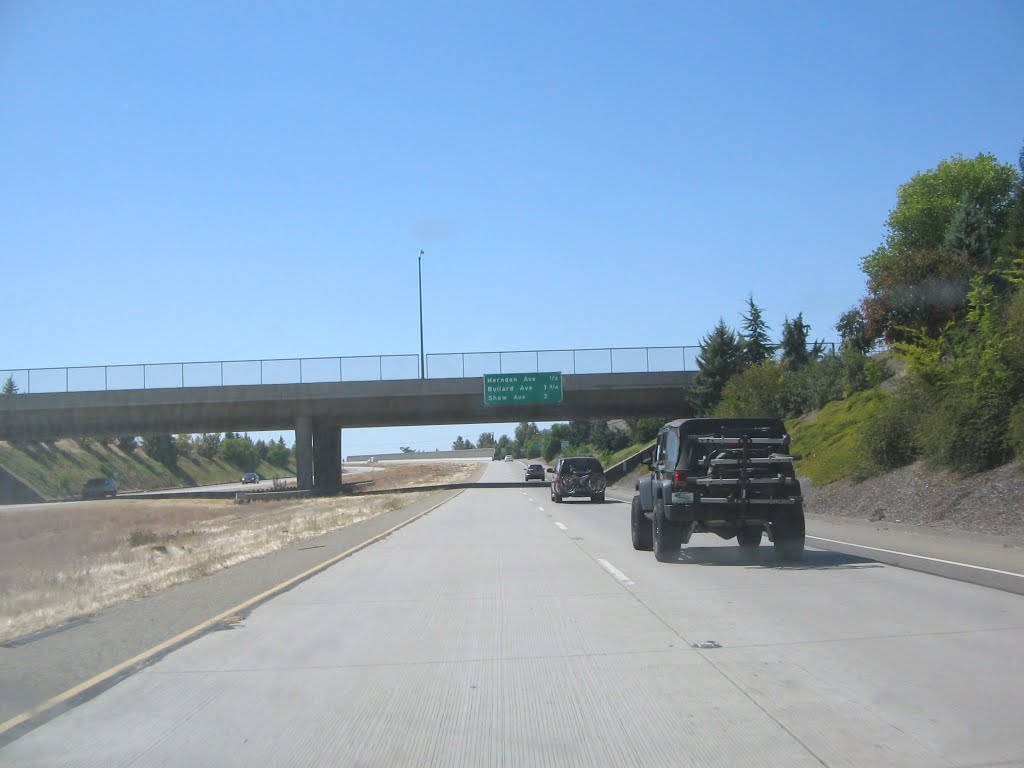 CA-168 travels under the Sunnyside Ave. overpass. This bridge is also a lot wider than the amount of traffic it currently handles. Herndon Ave. is 1/2 mile, Bullard Ave. is 1 & 3/4 mile, & Shaw Ave. (old CA-168) is 3 miles from here. Taken on Sep 5 2011. 