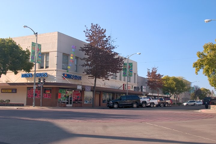 Downtown Dinuba: L and Tulare streets