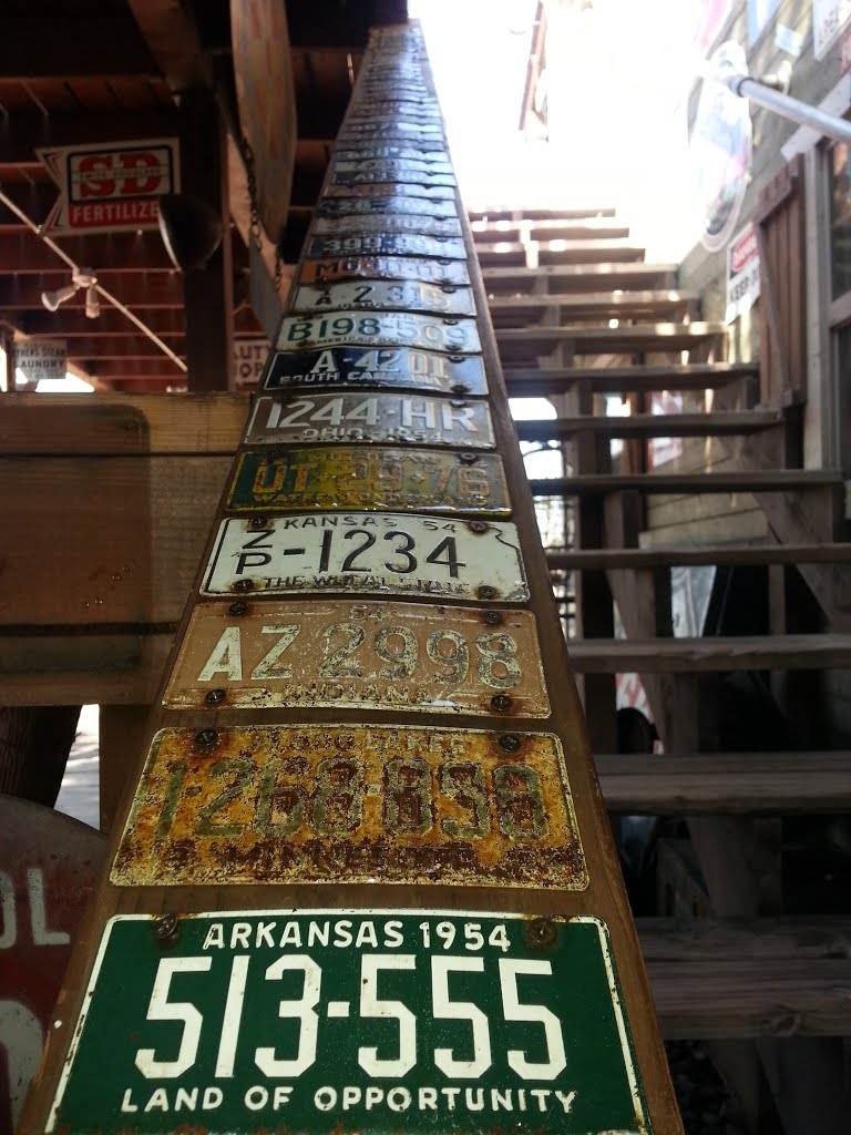 Rampe en plaques minéralogiques au Bravo Farms (près de Bakersfield) Californie