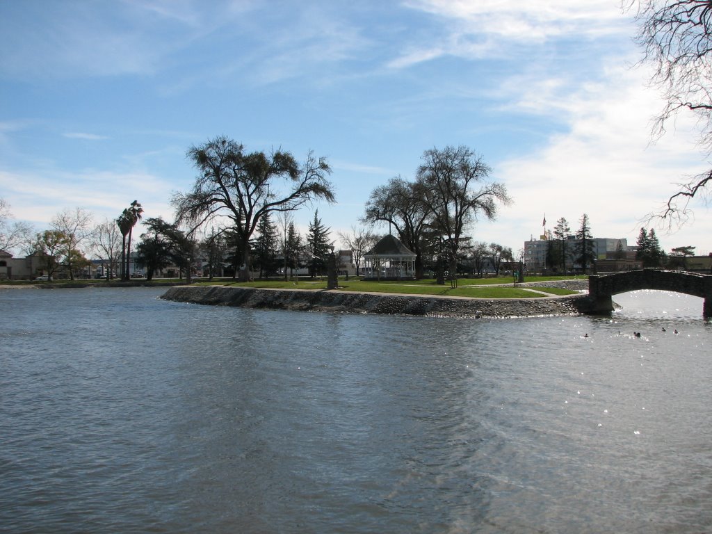 Bridge to the center island of Ellis Lake