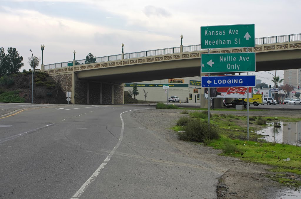 9th St goes underneath P St overpass and heads towards downtown Modesto, 12/2012