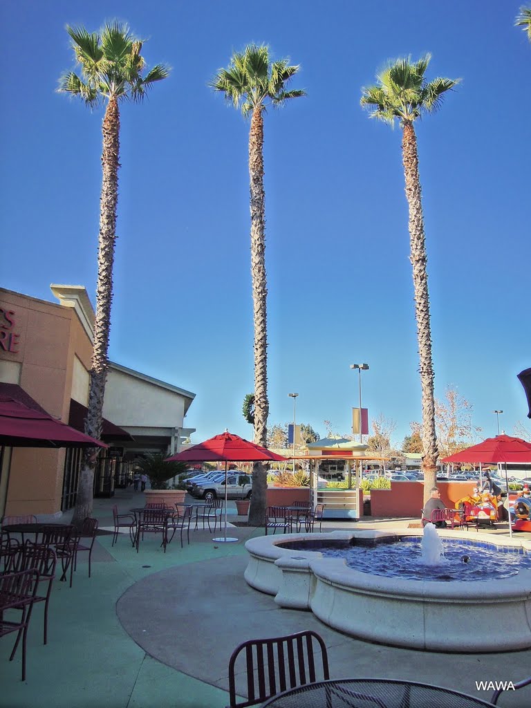 Napa Premium Outlets, 629 Factory Stores Drive, Napa, CA 94558 （ナパ・プレミアム・アウトレット）
