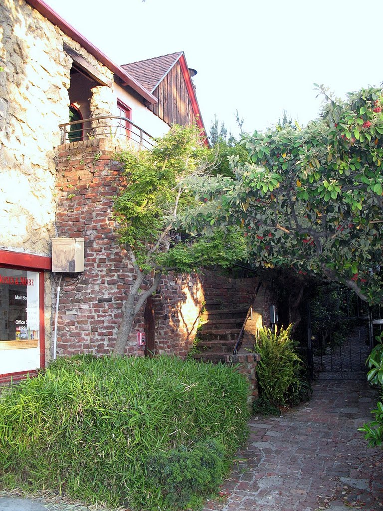 Fox Court, 1472-1478 University Ave., Berkeley, CA