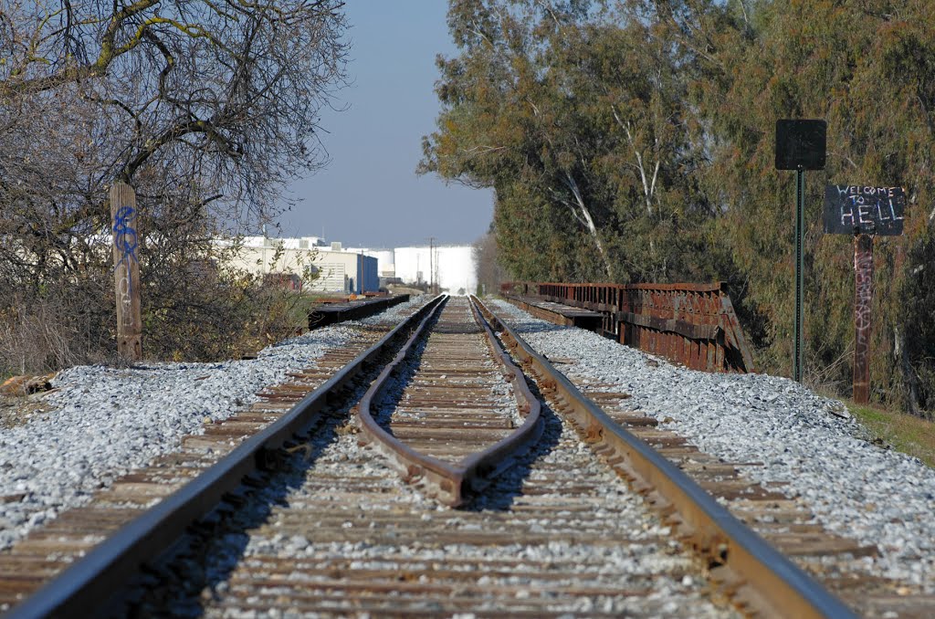 The San Joaquin Valley Railroad Co tracks head our of Reedley and cross the Kings River, 1/2013